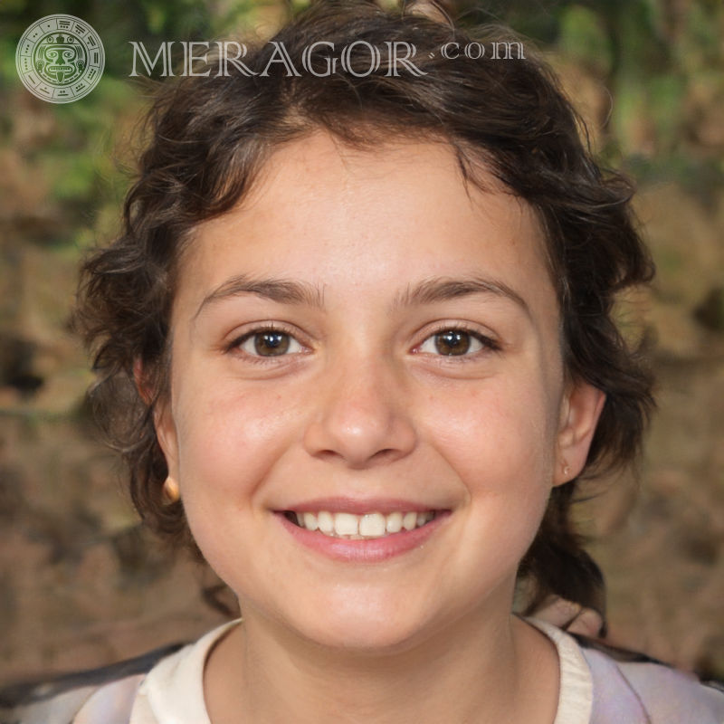 Jeune fille souriante aux cheveux courts Visages de petites filles Européens Russes Petites filles