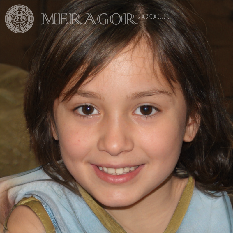 Portrait une petite fille souriante | 0 Visages de petites filles Européens Russes Petites filles