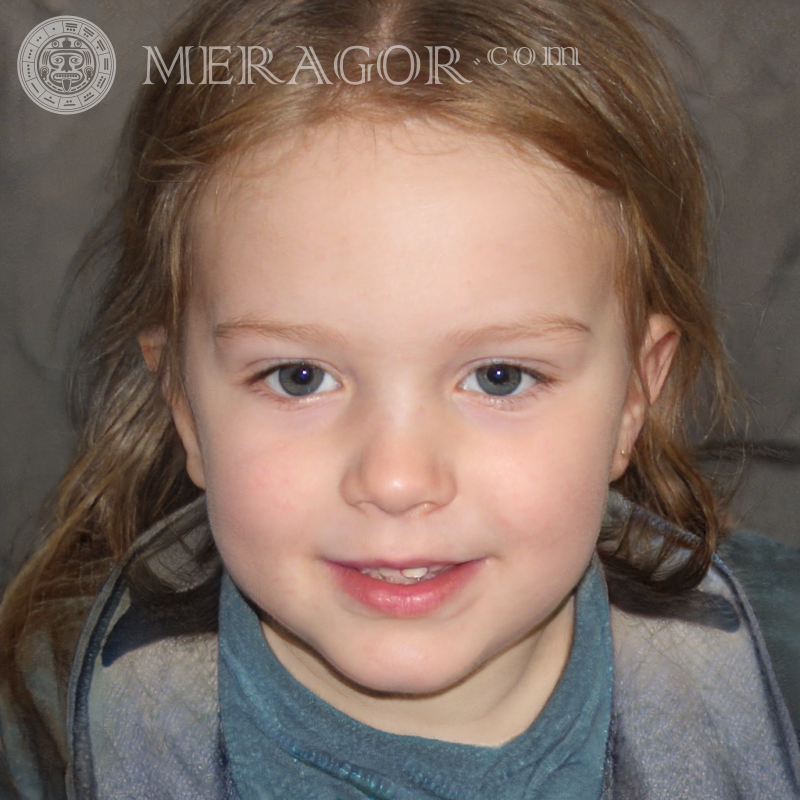 Porträt eines kleinen verwirrten Mädchens Gesichter von kleinen Mädchen Europäer Russen Maedchen