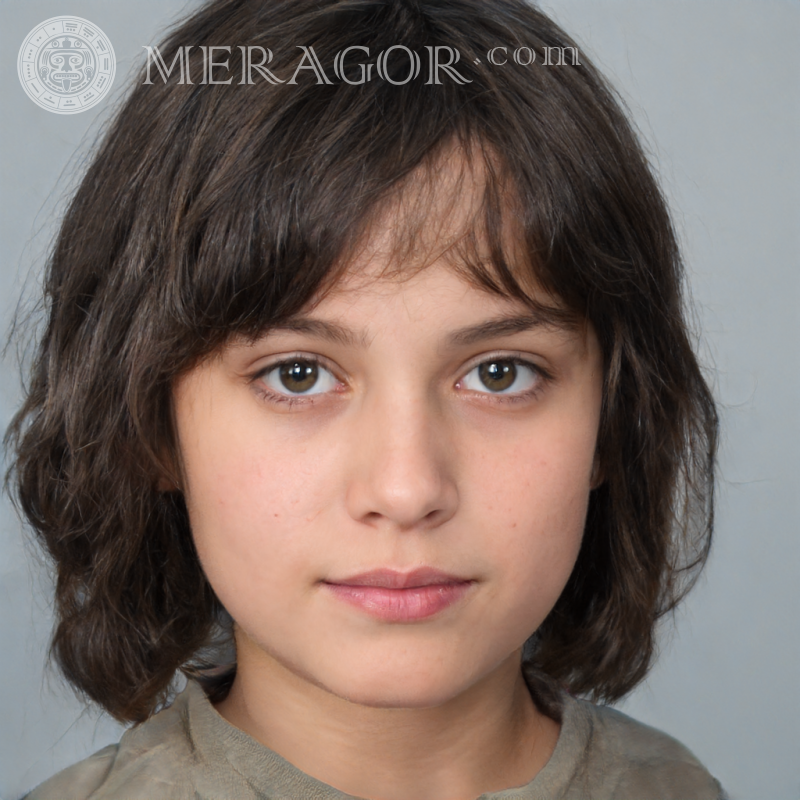 Portrait une jeune fille brune Visages de petites filles Européens Russes Petites filles