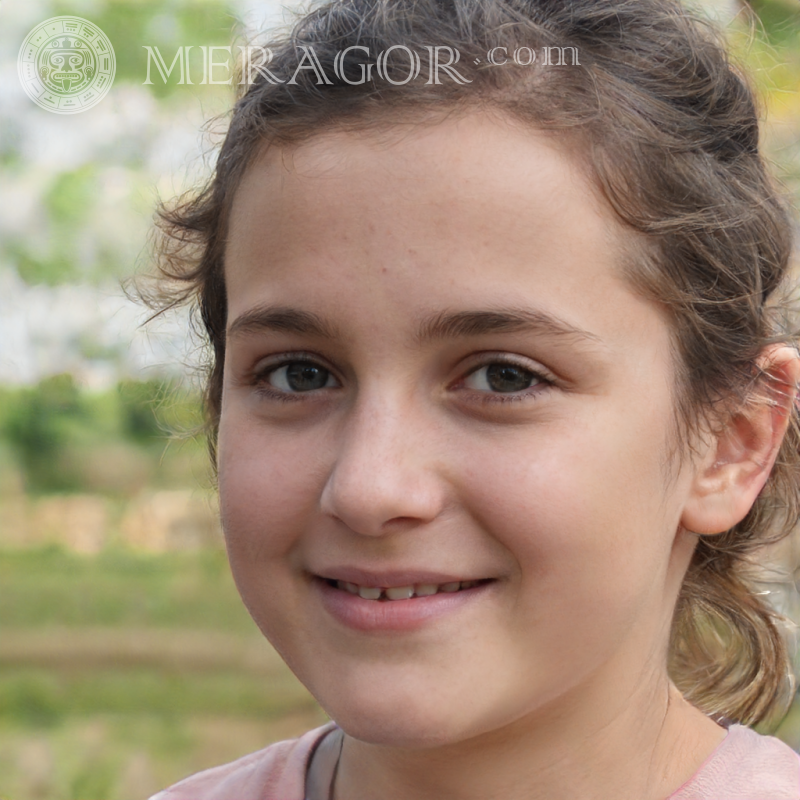 Porträt des heimtückischen Mädchens Gesichter von kleinen Mädchen Europäer Russen Maedchen