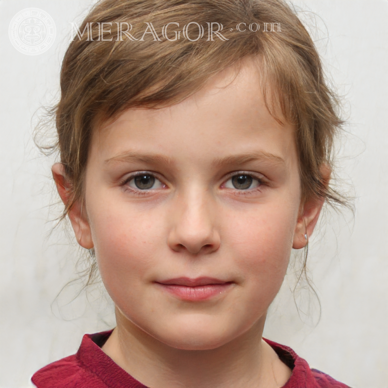 Fille maigre positive Visages de petites filles Européens Russes Petites filles