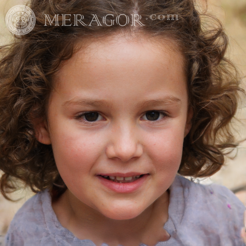 Portrait une petite fille patiente Visages de petites filles Européens Russes Petites filles
