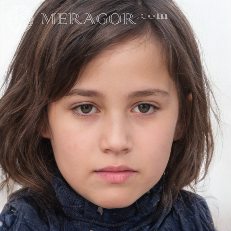 Photo une fille triste Visages de petites filles Européens Russes Petites filles