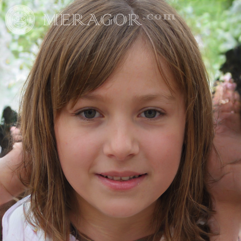 Foto eines ruhigen Mädchens Gesichter von kleinen Mädchen Europäer Russen Maedchen