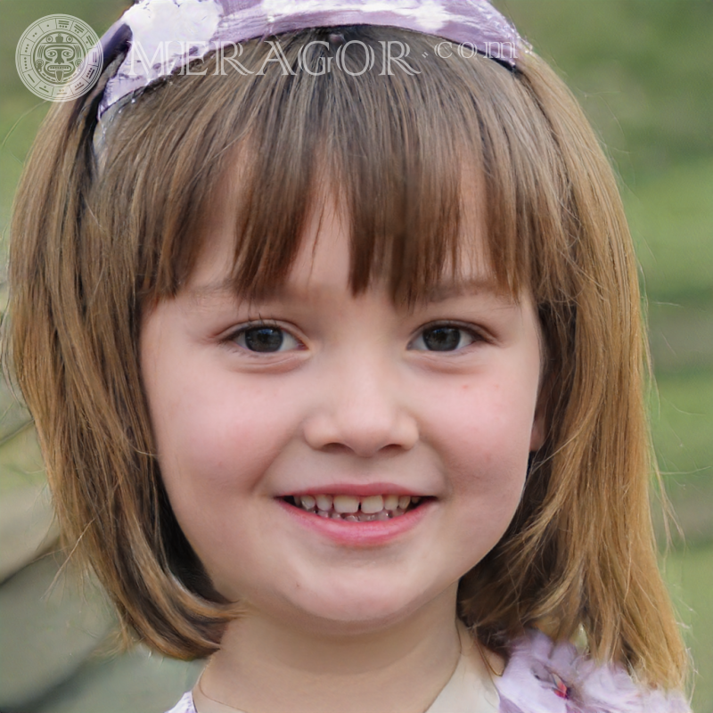Foto eines schüchternen kleinen Mädchens Gesichter von kleinen Mädchen Europäer Russen Maedchen