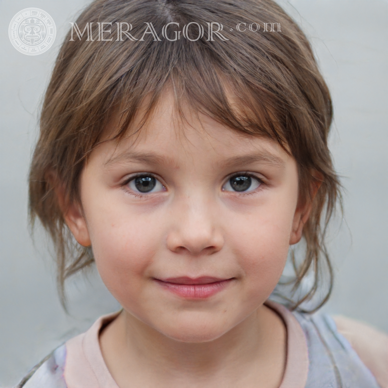 Portrait une petite fille ordinaire Visages de petites filles Européens Russes Petites filles