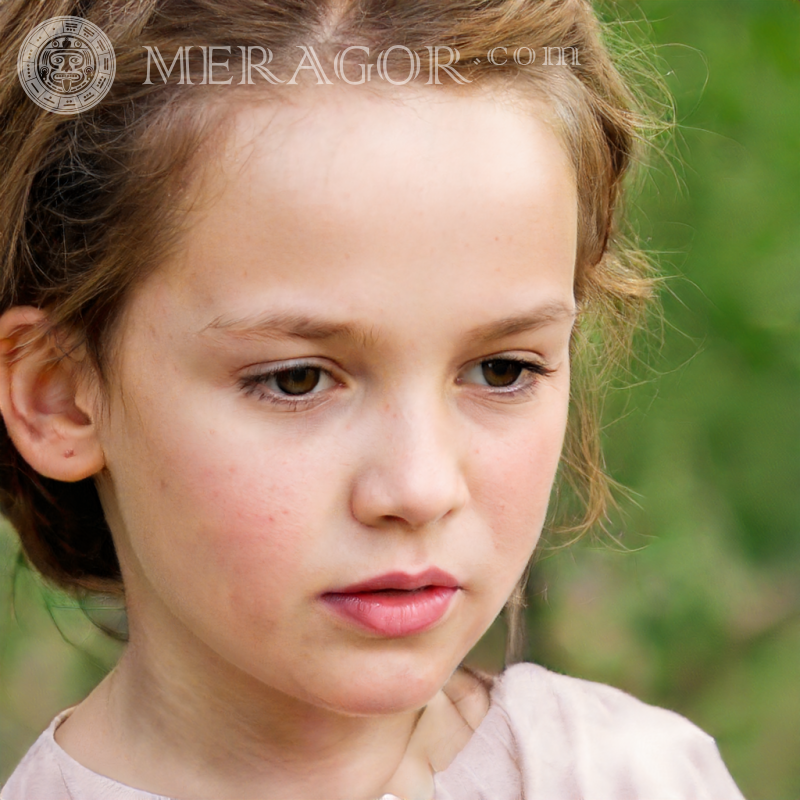 Foto eines schüchternen Mädchens | 6 Gesichter von kleinen Mädchen Europäer Russen Maedchen