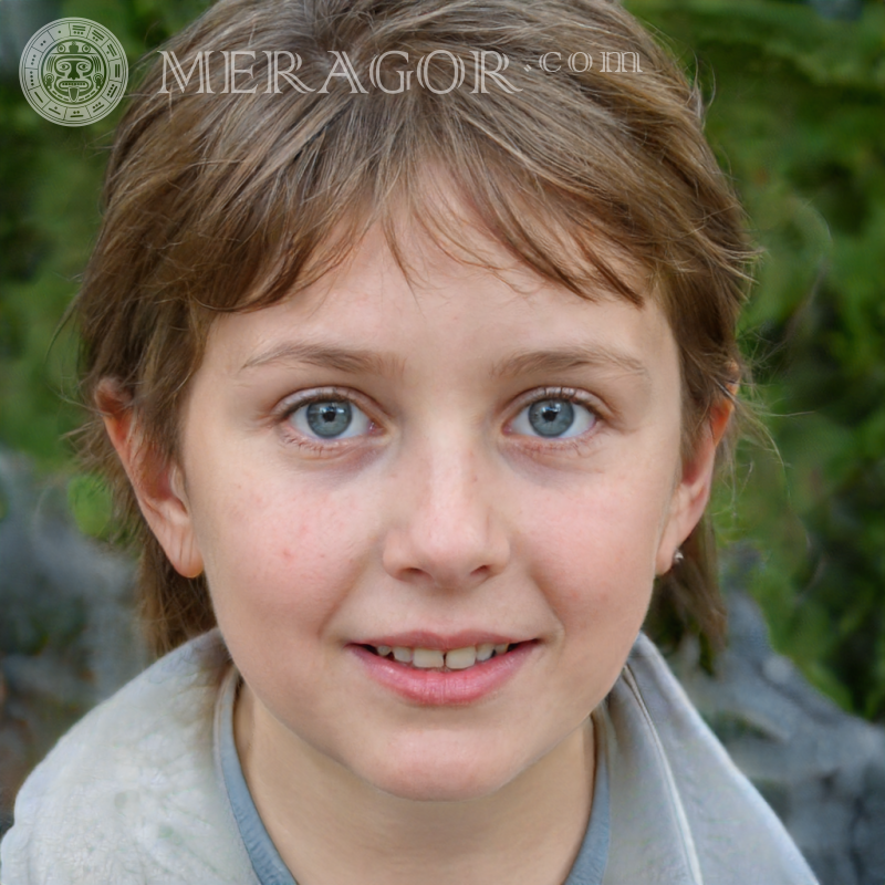 Porträt eines unbeholfenen Mädchens Gesichter von kleinen Mädchen Europäer Russen Maedchen