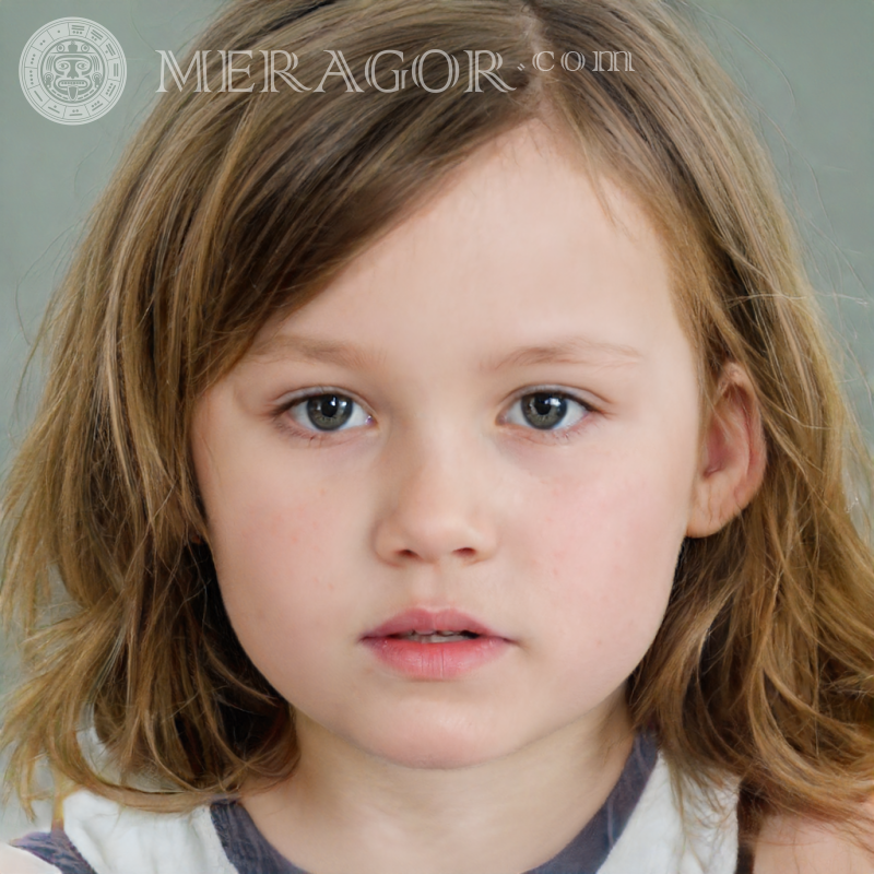Portrait une fille en colère Visages de petites filles Européens Russes Petites filles