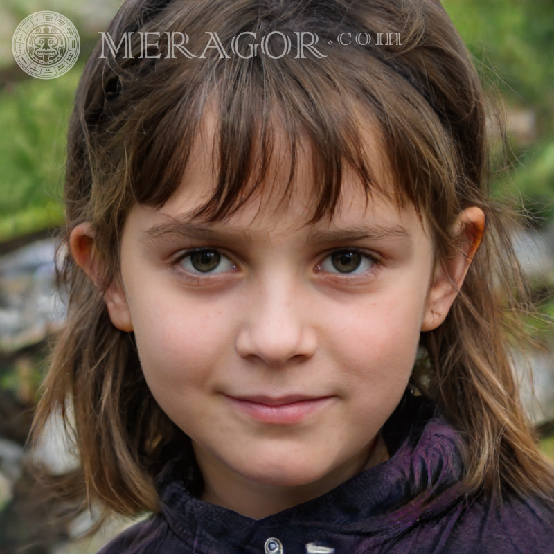 Porträt eines kleinen langhaarigen Mädchens Gesichter von kleinen Mädchen Europäer Russen Maedchen