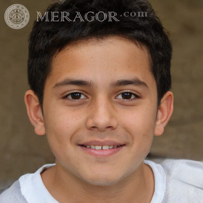 Baixe o rosto de um menino alegre no Instagram Rostos de meninos Arabes, muçulmanos Infantis Meninos jovens
