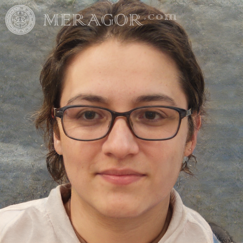 Le visage une fille ukrainienne dans des lunettes Ukrainiens Européens Les filles