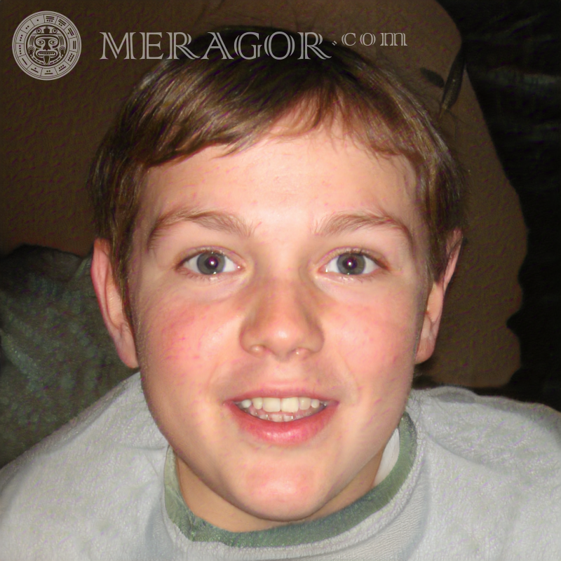 Téléchargez le visage un garçon souriant pour les réseaux sociaux Visages de garçons Britanniques Américains Argentins