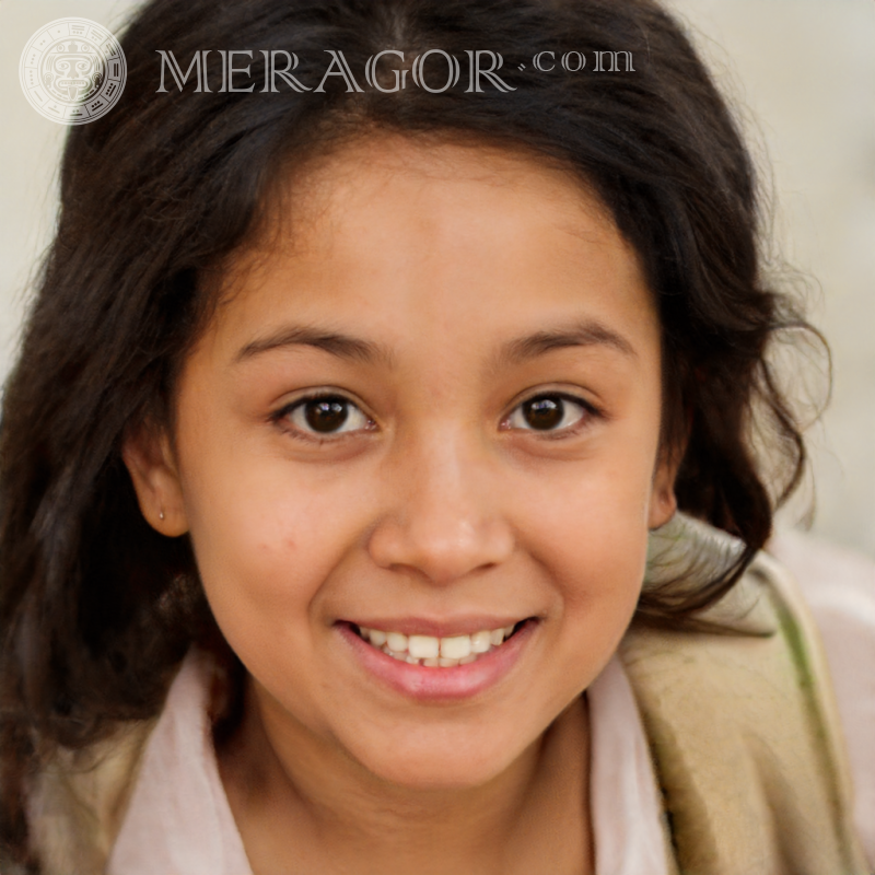 Лицо мексиканской девочки с красивыми волосами Темнокожие Бразильцы Европейцы