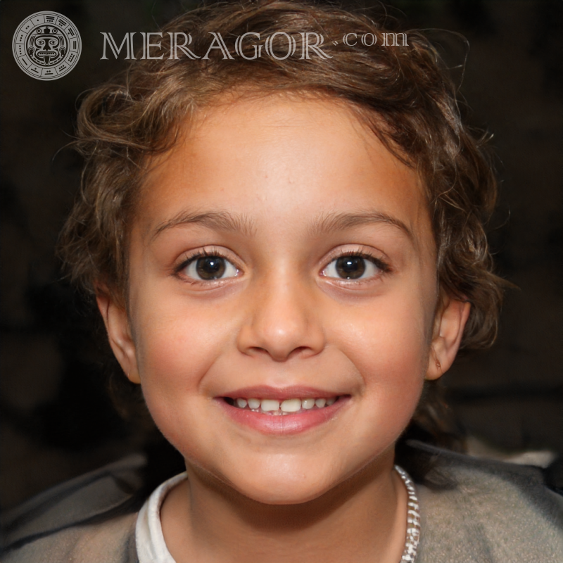 Linda foto de uma criança espanhola em um fundo preto Negros Brasileiros Europeus
