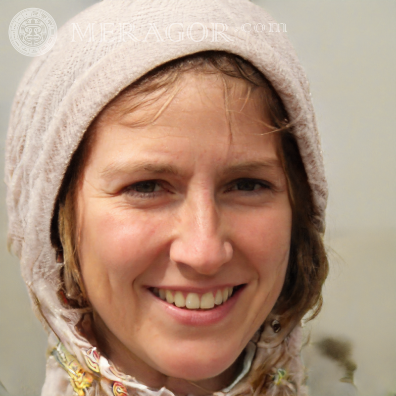 Foto de una mujer con capucha en la foto de perfil. Rusos Europeos Ucranianos