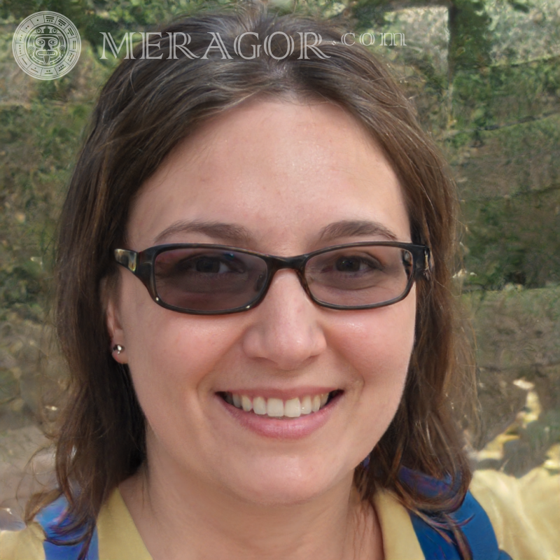 Fausses photos de femmes portant des lunettes sur avatar Russes Européens Ukrainiens