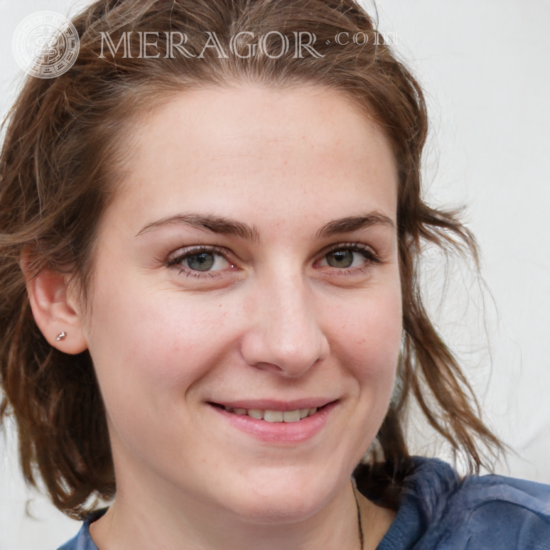 Faux visages de femmes souriantes Russes Européens Ukrainiens