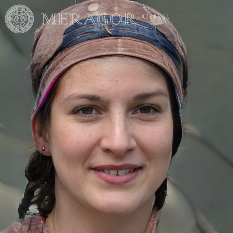 Femme dans un chapeau inhabituel Ukrainiens Européens Russes