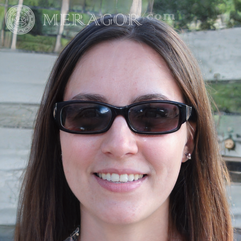 Femme avec le visage de lunettes de soleil Ukrainiens Européens Russes