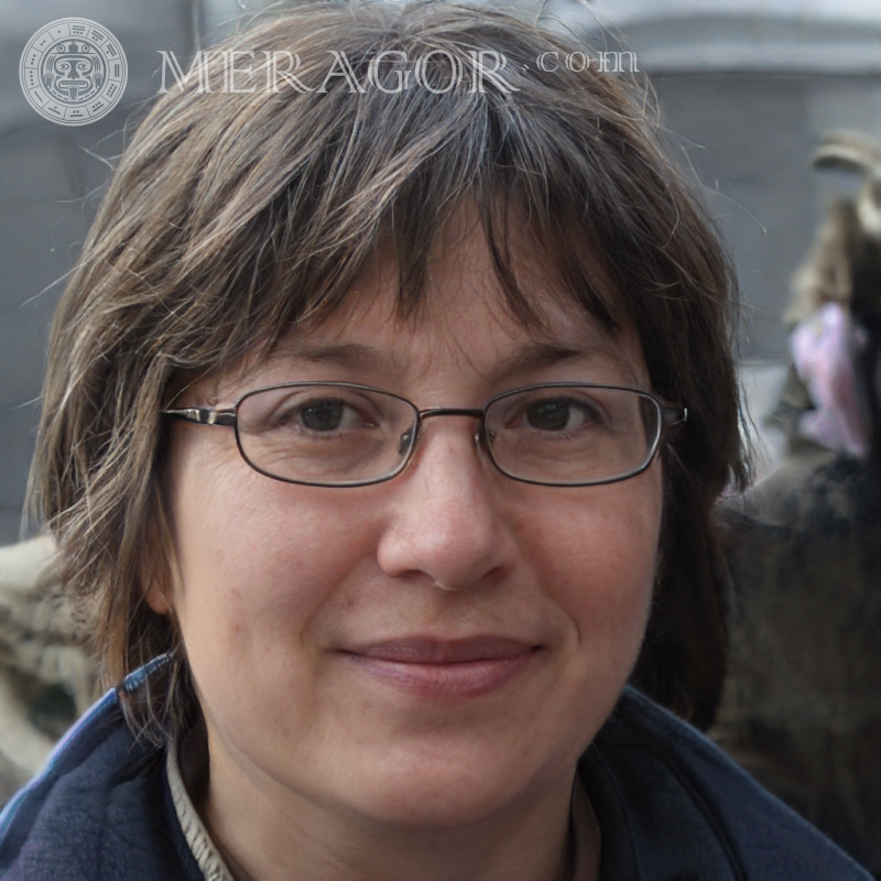 Visage de femme avec des lunettes photo à la maison Français Belges Européens