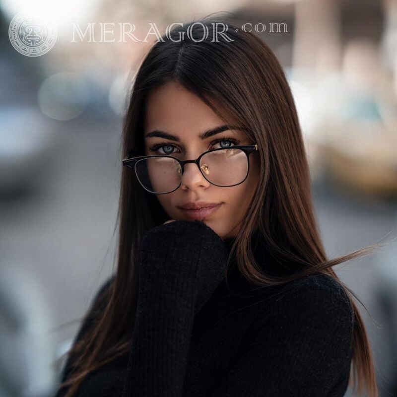Hermosa morena con gafas en la foto de perfil Pelo largo Gafas Niñas adultas Hermosos