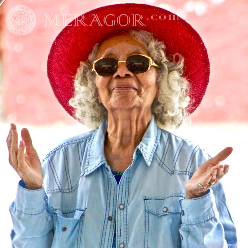 Abuela en avatar de gafas negras Los ancianos En la tapa Gafas Mujeres