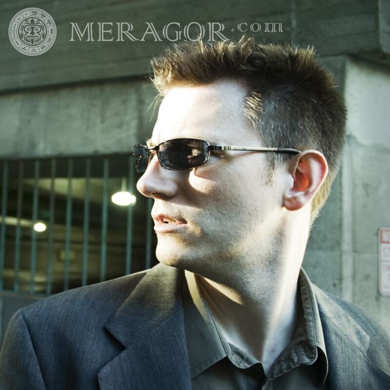 Photo sur un avatar avec des lunettes à un homme Visages de jeunes hommes Avec les lunettes Entreprises Visages, portraits