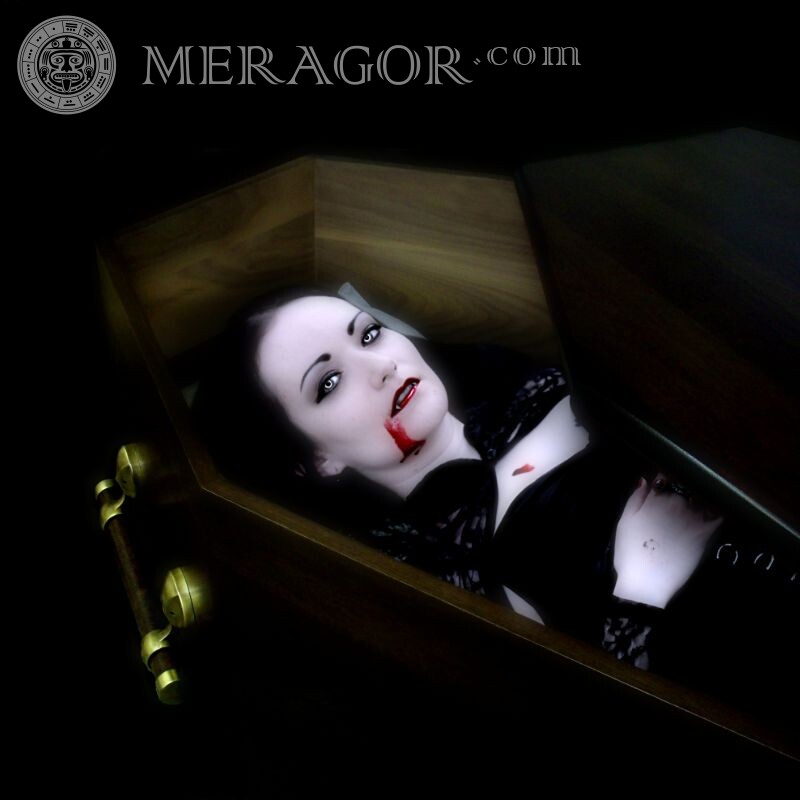 Hermosa chica vampiro en un ataúd Vampiros