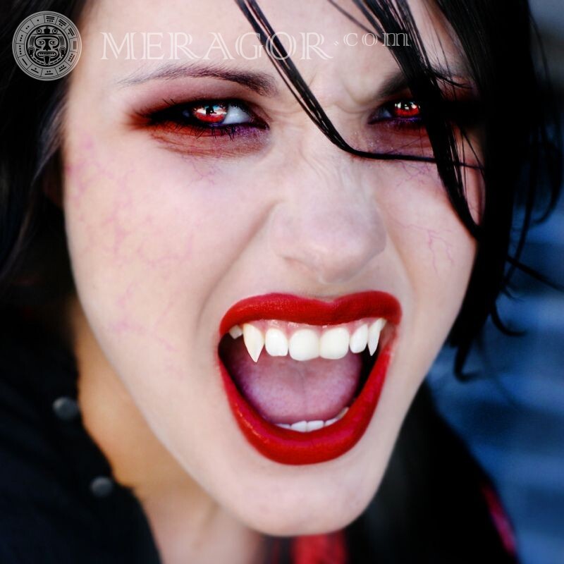 Портрет девушки вампира на аватарку