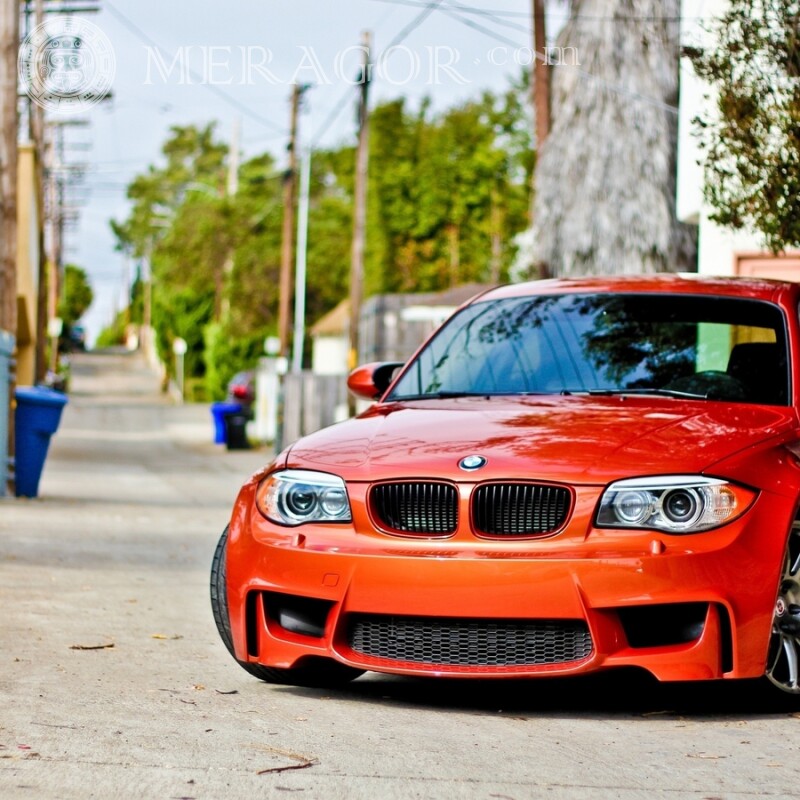 Foto de um carro BMW para uma garota em um perfil Carros Transporte