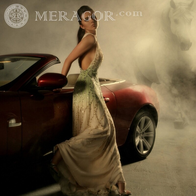 Autolady am roten Auto auf dem Avatar Mädchen Autos Im Kleid In voller Größe