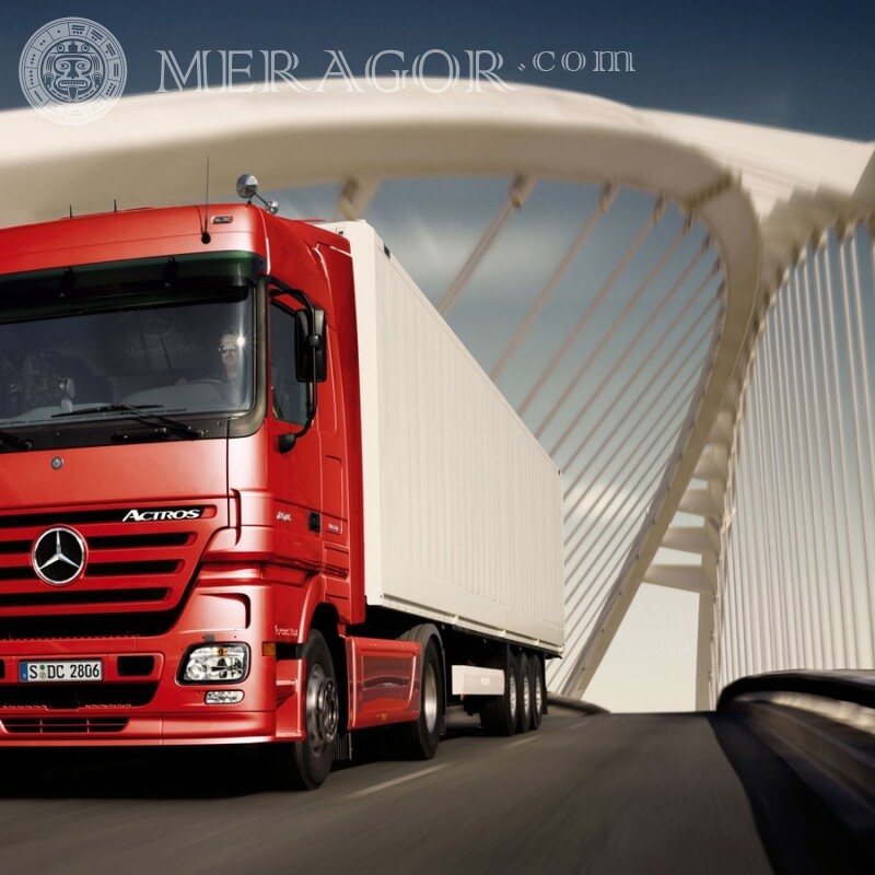 Foto de descarga de tractor Mercedes rojo fresco Autos Transporte