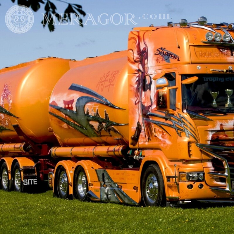 Cooles Foto auf deinem YouTube-Profilbild eines leistungsstarken orangefarbenen Lastwagens Autos Transport