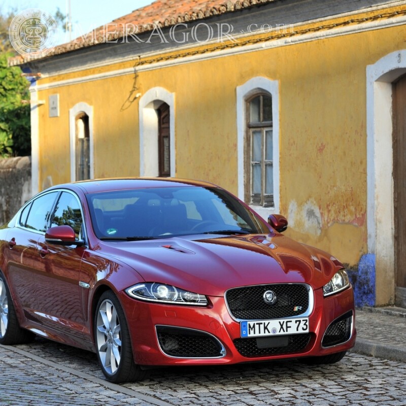 Téléchargez une photo d'une Jaguar rouge sur votre photo de profil pour une fille Les voitures Transport