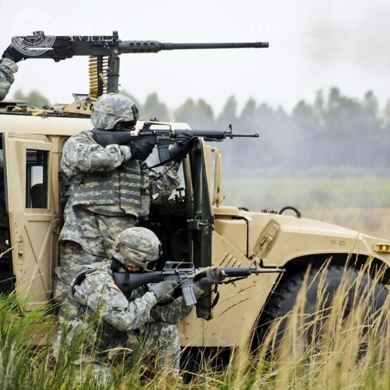 Soldados con armas en el avatar de Hummer Con armas Autos