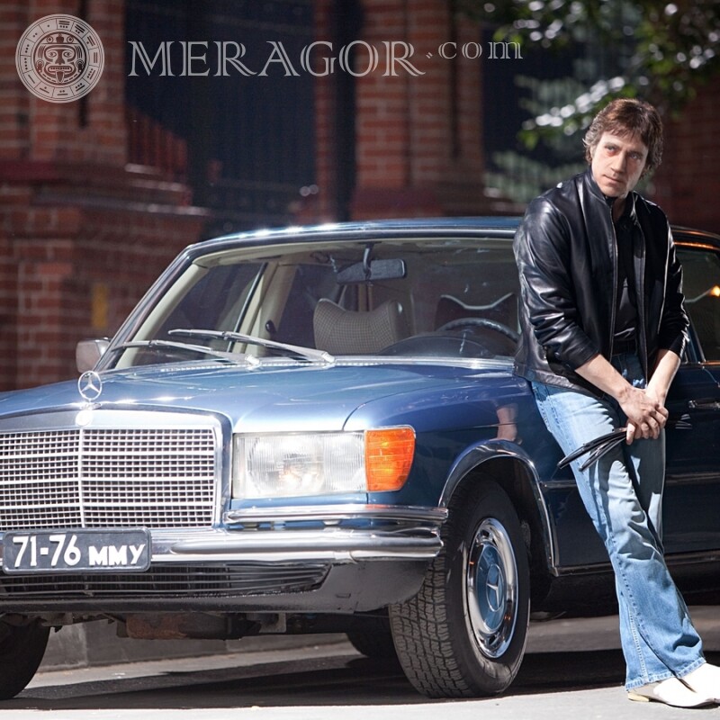 Vladimir Vysotsky foto con un automóvil en la foto de perfil. Celebridades Autos Altura completa Masculinos