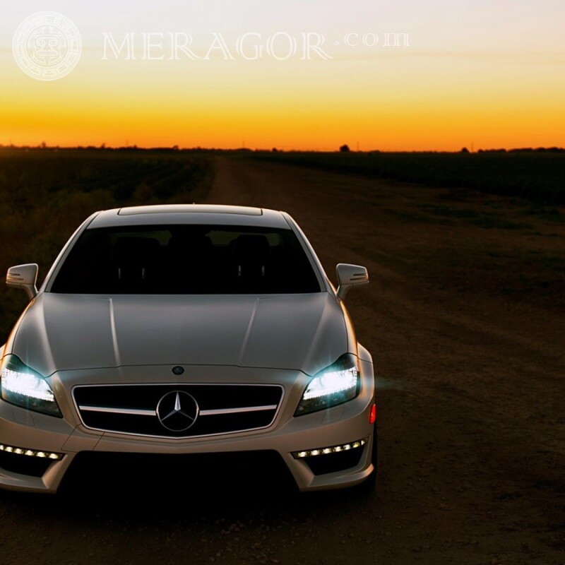 Laden Sie ein Foto von einem coolen weißen Mercedes auf Ihr Profilbild herunter Autos Transport