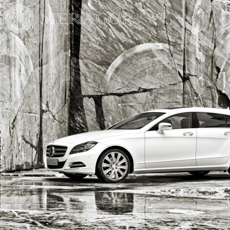 Descarga una foto de un elegante Mercedes blanco para la portada Autos Transporte