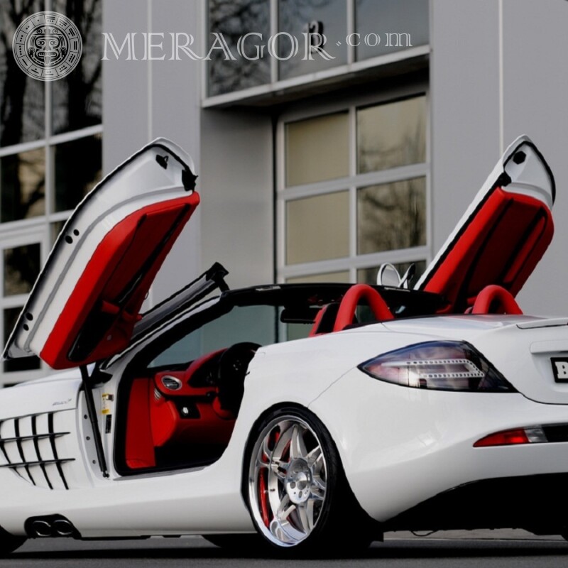 Laden Sie auf Ihrem Profilbild ein Foto eines coolen weißen Mercedes mit Hubtüren herunter Autos Transport