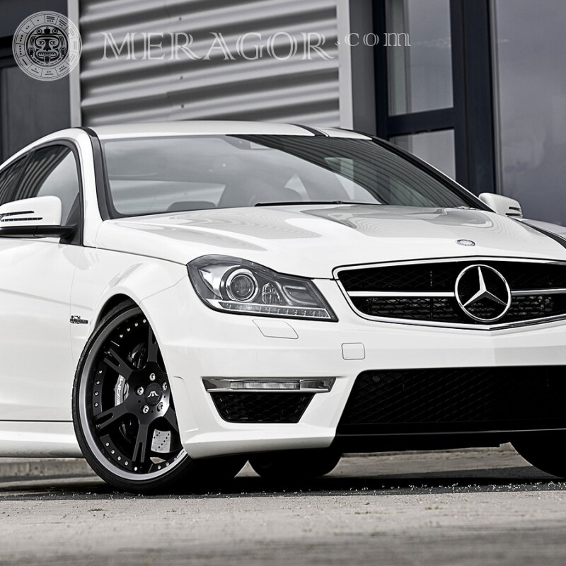 На аватарку завантажити фото відмінний білий Mercedes для хлопця Автомобілі Транспорт