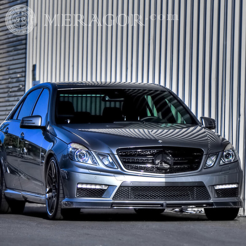 Téléchargez une photo d'une Mercedes argentée cool pour Facebook sur votre photo de profil Les voitures Transport