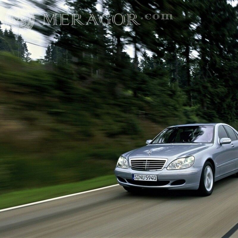 Laden Sie ein Foto eines deutschen Luxus-Mercedes für Facebook herunter Autos Transport