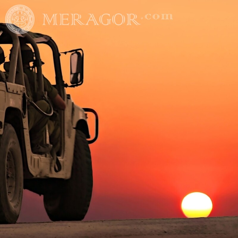 Скачать фото бесплатно военной машины на закате Военная техника Автомобили Транспорт