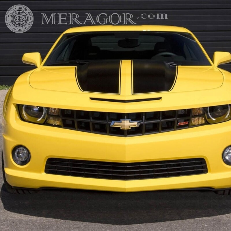 Скачать фото прикольный желтый Chevrolet для девушки на аву Автомобили Транспорт