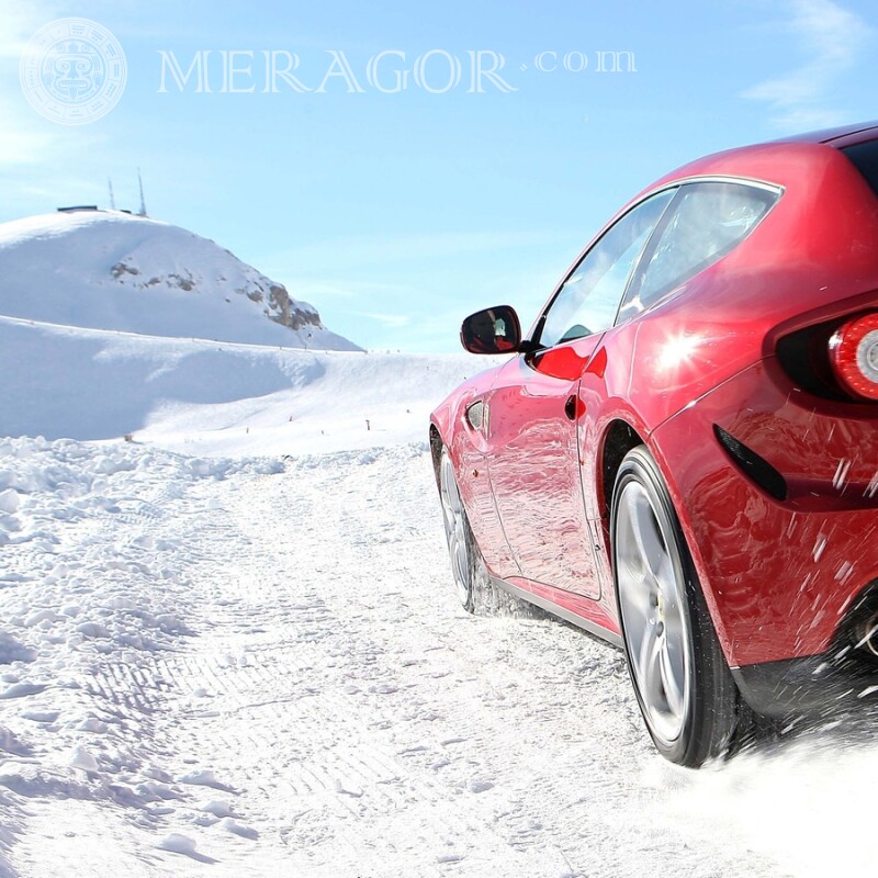 Auf dem Avatar für ein Mädchen Foto kostenlos herunterladen ein rotes Auto im Schnee Autos Transport