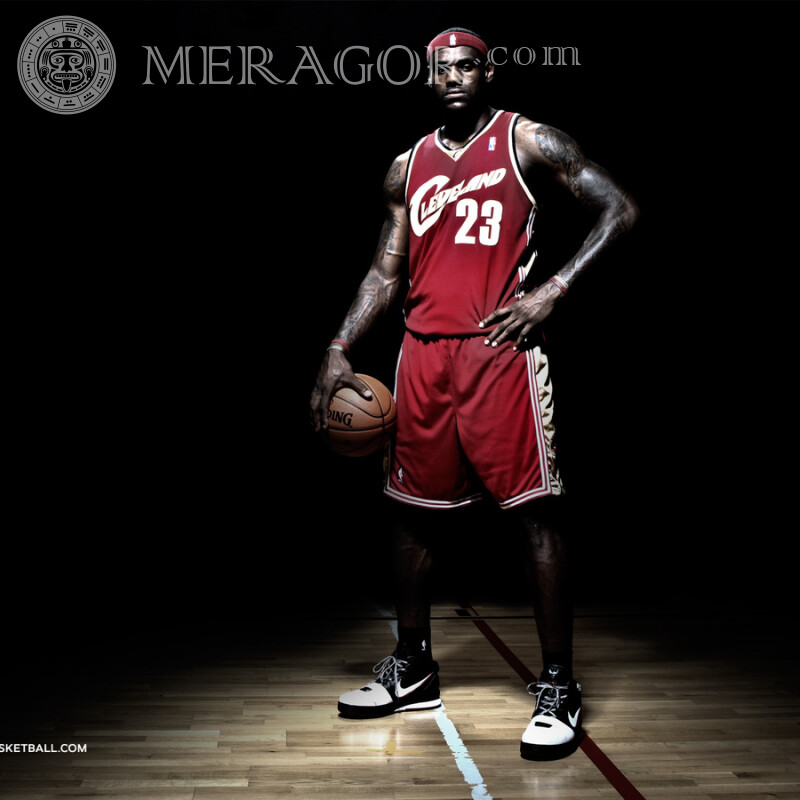 Foto de perfil del jugador de baloncesto LeBron Baloncesto Negros Altura completa Piercings, tatuajes