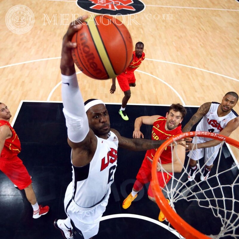 Photo de lancer de basket-ball sur la photo de profil Basketball Noirs Sportifs