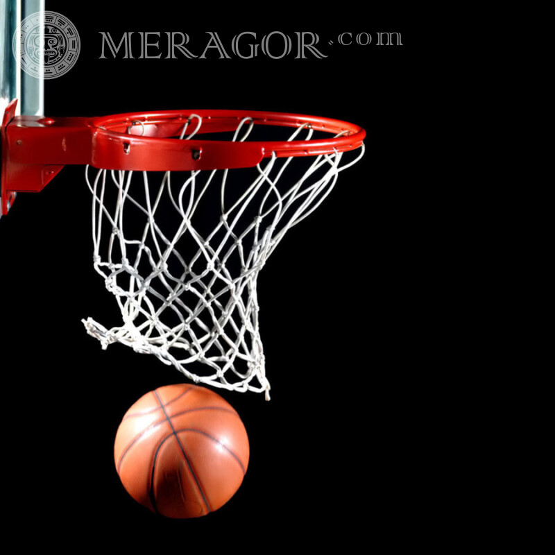 Foto de un aro de baloncesto con una pelota en la foto de perfil Baloncesto